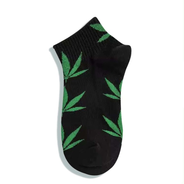 Schwarze Socken mit grünen Cannabisblättern